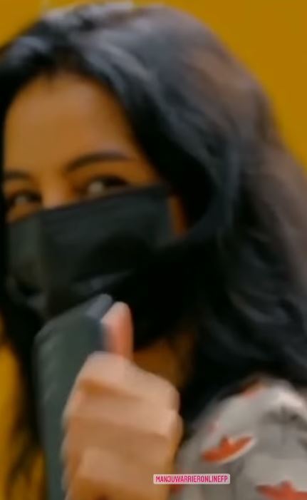 റേഞ്ച് റോവറില്‍ വന്നിറങ്ങി ആട്ടിന്‍കുട്ടിയെ എടുത്ത് തോളിലിട്ട് മഞ്ജു വാര്യർ: വൈറലായി ദൃശ്യങ്ങള്‍