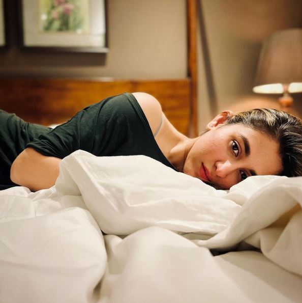 Ular stol ostidagi bir yigitni silkitib tashlashadi Stol ostidagi yashirin kamerani onanizm bilan shugullanayotganda qolga oldi