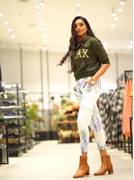 ഇതെന്താണ് റിതൂ ഷോപ്പിങ് കോംപ്ലക്സില്‍ റാംപ് വാക്കോ: റിതുമന്ത്രിയുടെ പുതിയ ചിത്രങ്ങള്‍ വൈറല്‍