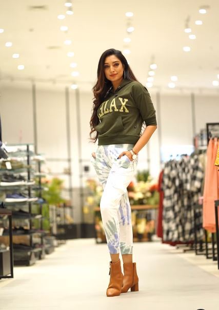 ഇതെന്താണ് റിതൂ ഷോപ്പിങ് കോംപ്ലക്സില്‍ റാംപ് വാക്കോ: റിതുമന്ത്രിയുടെ പുതിയ ചിത്രങ്ങള്‍ വൈറല്‍