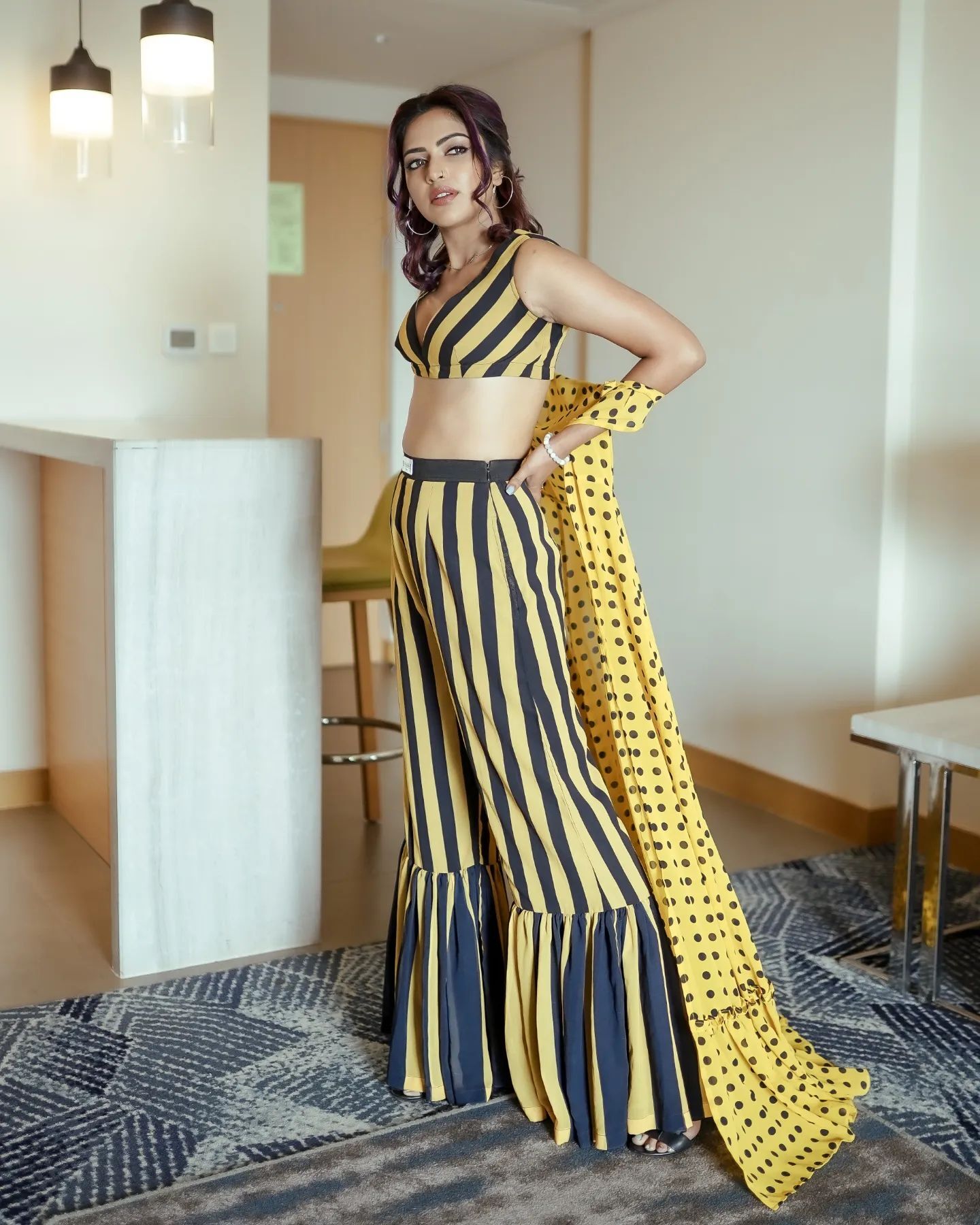 అమలా పాల్ క్లీవేజ్ షో..మత్తెక్కించే అందంతో..!!