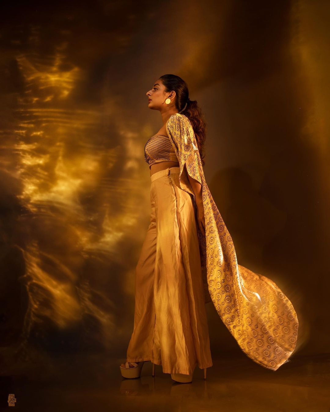 ഇതാര് സ്വർണ്ണകന്യകയോ? എസ്തർ അനിലിന്റെ പുതിയ ലുക്കിലുള്ള ചിത്രങ്ങള്‍ വൈറലാവുന്നു