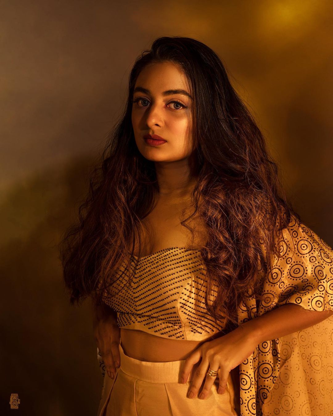 ഇതാര് സ്വർണ്ണകന്യകയോ? എസ്തർ അനിലിന്റെ പുതിയ ലുക്കിലുള്ള ചിത്രങ്ങള്‍ വൈറലാവുന്നു