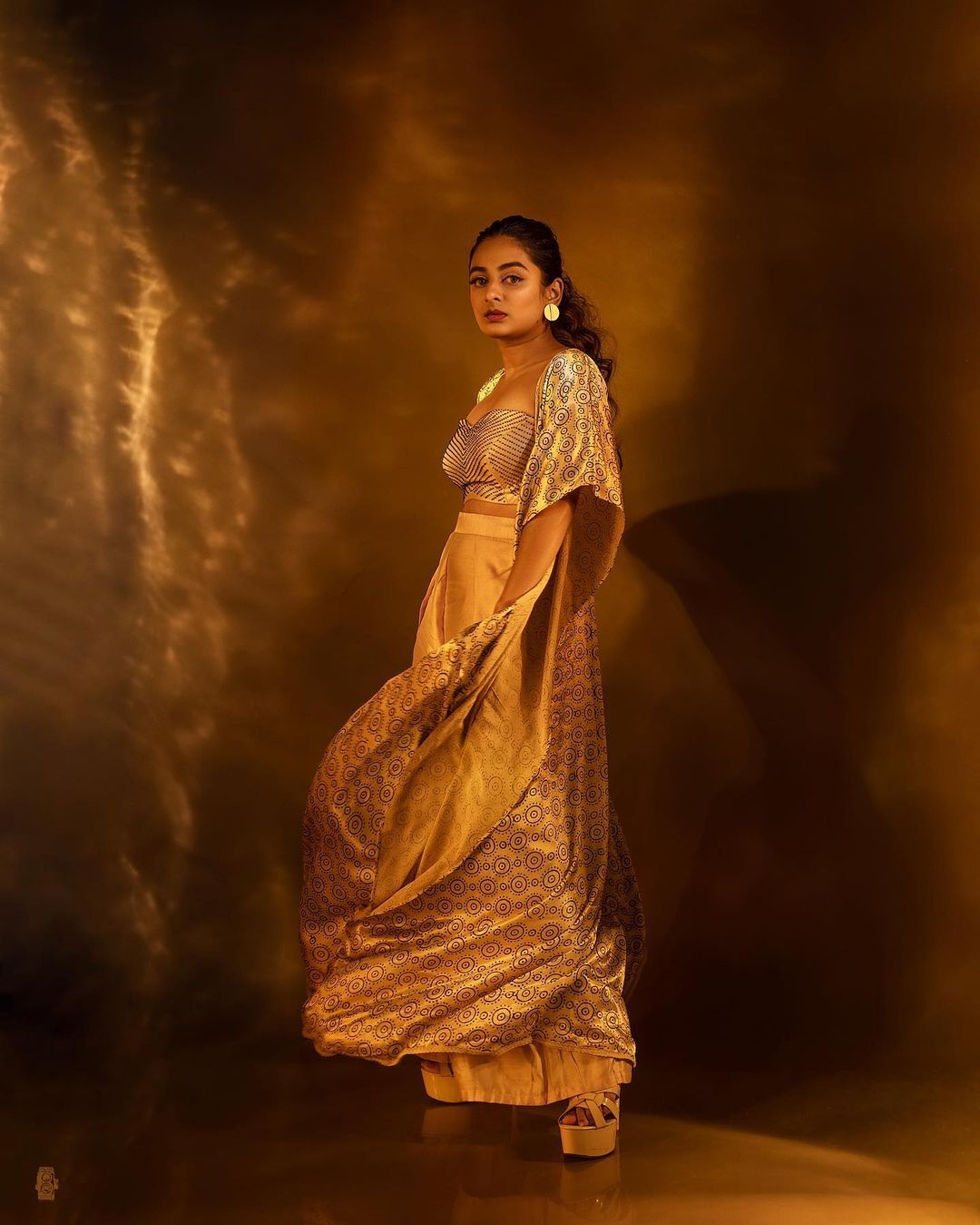 ഇതാര് സ്വർണ്ണകന്യകയോ? എസ്തർ അനിലിന്റെ പുതിയ ലുക്കിലുള്ള ചിത്രങ്ങള്‍ വൈറലാവുന്നു