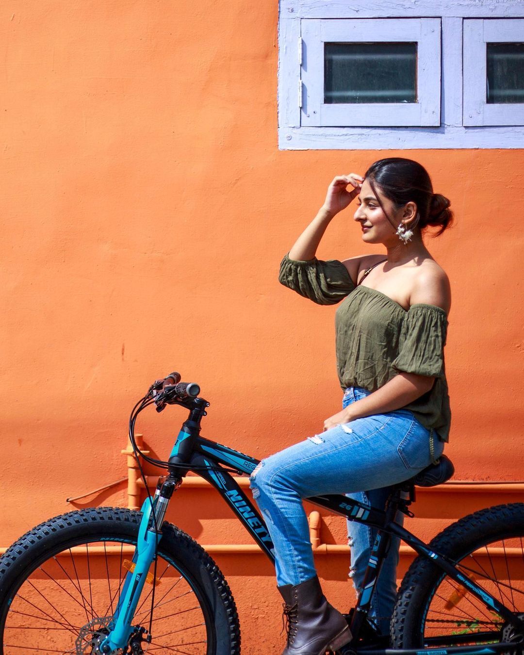 ഇതാര് സ്വർണ്ണകന്യകയോ? എസ്തർ അനിലിന്റെ പുതിയ ലുക്കിലുള്ള ചിത്രങ്ങള്‍ വൈറലാവുന്നു