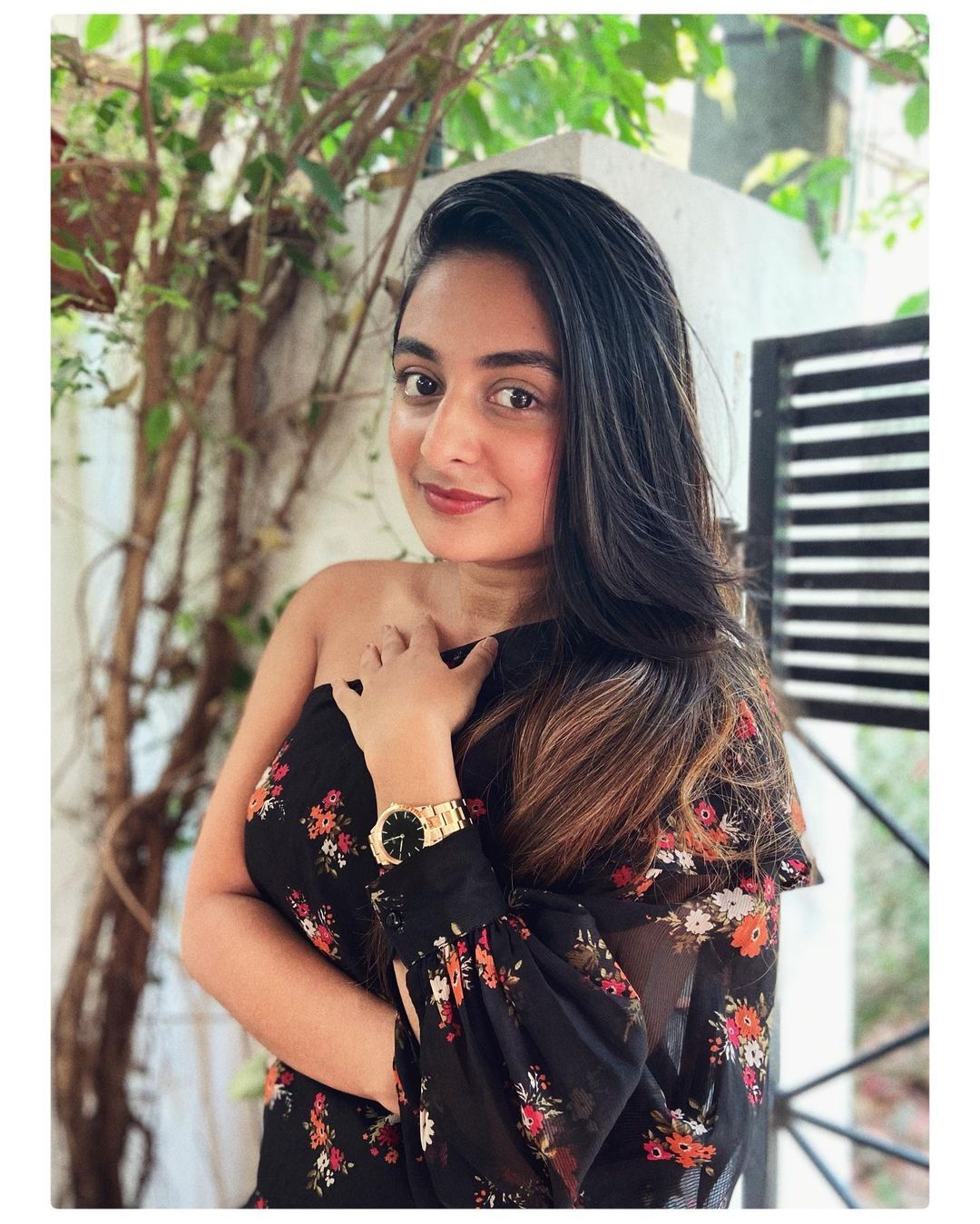 ഇതാര് സ്വർണ്ണകന്യകയോ? എസ്തർ അനിലിന്റെ പുതിയ ലുക്കിലുള്ള ചിത്രങ്ങള്‍ വൈറലാവുന്നു