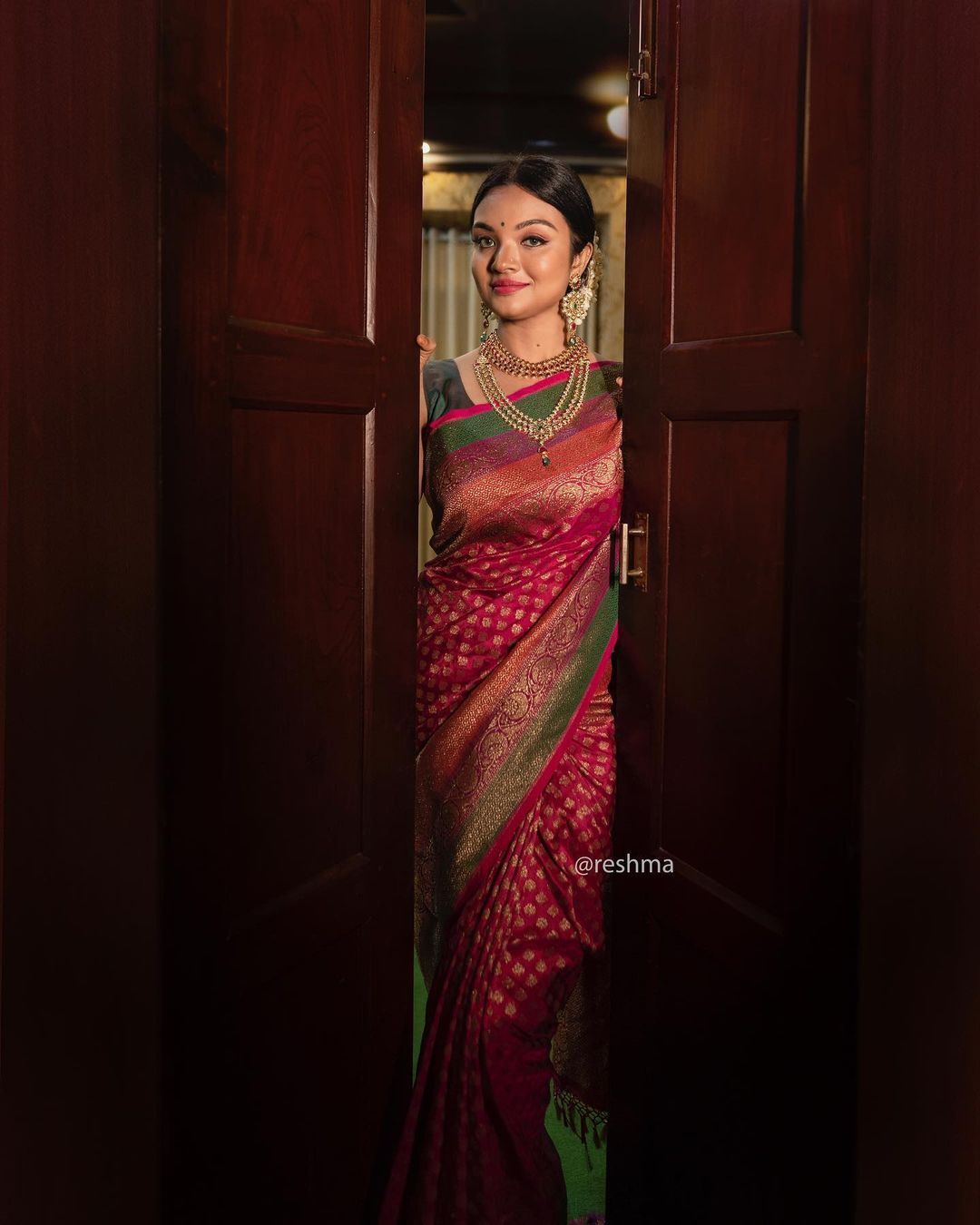 രാജകുമാരിയെപ്പോലെ.... സുന്ദരി: സാരിയില്‍ തിളങ്ങി സൂര്യ ജെ മേനോന്‍ ചിത്രങ്ങള്‍ വൈറല്‍