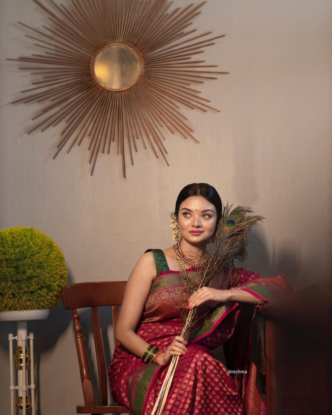 രാജകുമാരിയെപ്പോലെ.... സുന്ദരി: സാരിയില്‍ തിളങ്ങി സൂര്യ ജെ മേനോന്‍ ചിത്രങ്ങള്‍ വൈറല്‍