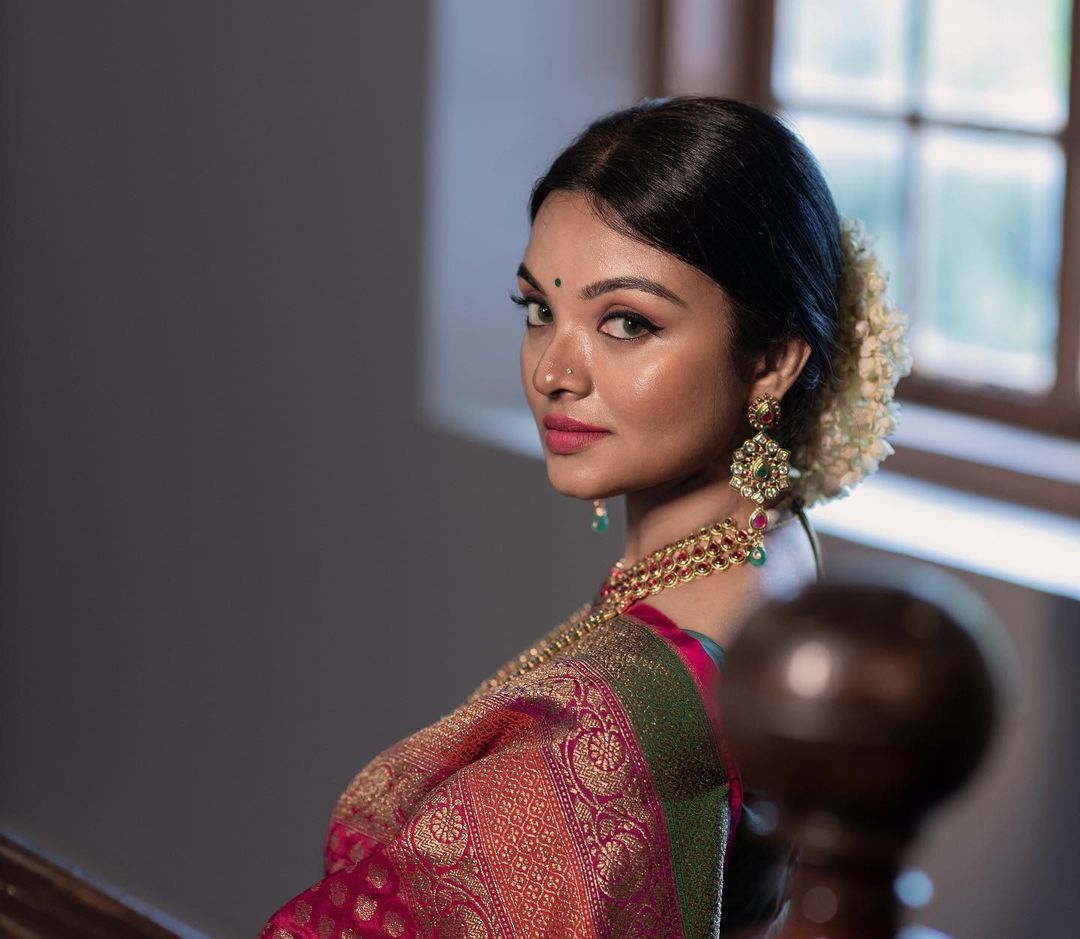 രാജകുമാരിയെപ്പോലെ.... സുന്ദരി: സാരിയില്‍ തിളങ്ങി സൂര്യ ജെ മേനോന്‍ ചിത്രങ്ങള്‍ വൈറല്‍