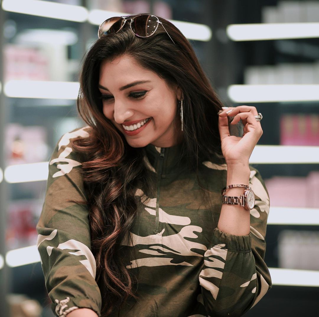 സാരിയില്‍ ഗ്ലാമറസ് ലുക്കില്‍ റിതുമന്ത്ര: വൈറലായി ചിത്രങ്ങള്‍