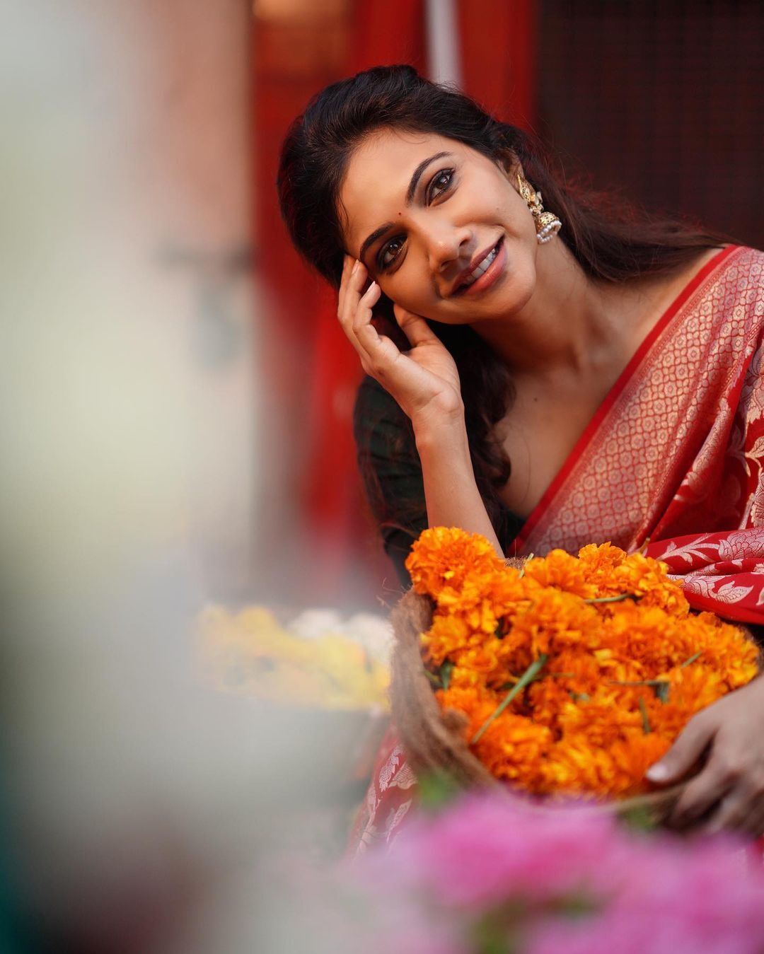 സാരിയില്‍ ഗ്ലാമറസ് സുന്ദരിയായി തിളങ്ങി മഡോണ: വൈറലായി പുതിയ ചിത്രങ്ങള്‍ വൈറല്‍ 