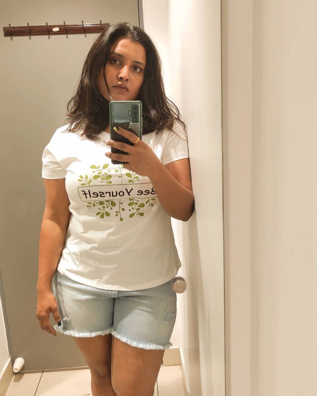 സൂപ്പര്‍ ലുക്കില്‍ റോഷ്‌ന; സോഷ്യല്‍ മീഡിയയില്‍ വൈറലായി പുതിയ ചിത്രങ്ങള്‍