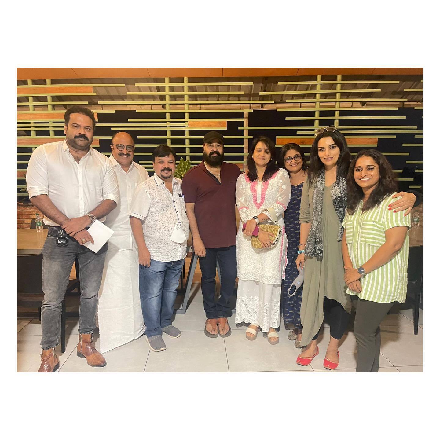 വിവാദം കത്തുമ്പോൾ യോഗം കൂടി 'അമ്മ', കൂൾ ലുക്കിൽ മോഹൻലാൽ, ചിത്രങ്ങൾ