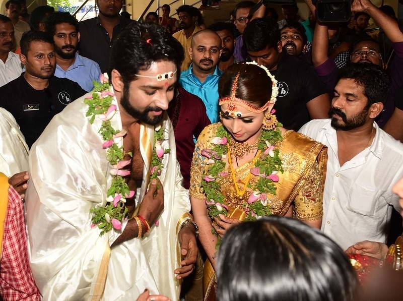 'എന്റേത്..' നാലാം വിവാഹ വാർഷികത്തിൽ ഭാവനയെ ചേർത്ത് പിടിച്ച് നവീൻ, ചിത്രങ്ങൾ 