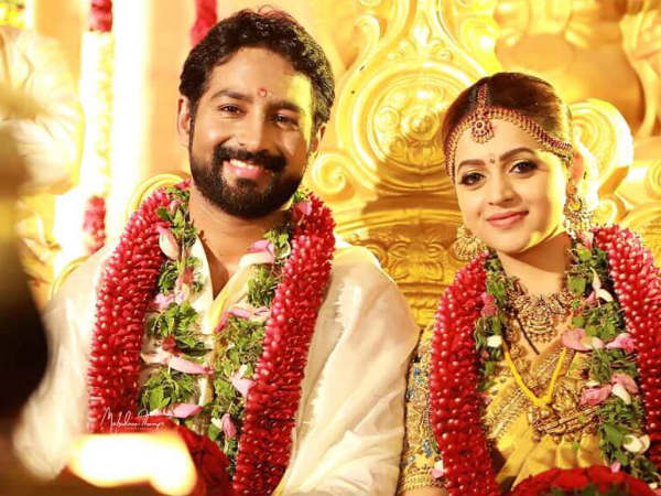 'എന്റേത്..' നാലാം വിവാഹ വാർഷികത്തിൽ ഭാവനയെ ചേർത്ത് പിടിച്ച് നവീൻ, ചിത്രങ്ങൾ 