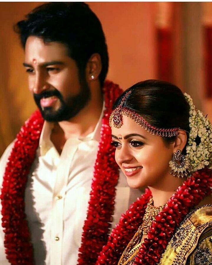 'എന്റേത്..' നാലാം വിവാഹ വാർഷികത്തിൽ ഭാവനയെ ചേർത്ത് പിടിച്ച് നവീൻ, ചിത്രങ്ങൾ 