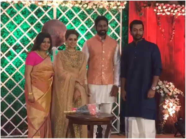 'എന്റേത്..' നാലാം വിവാഹ വാർഷികത്തിൽ ഭാവനയെ ചേർത്ത് പിടിച്ച് നവീൻ, ചിത്രങ്ങൾ 