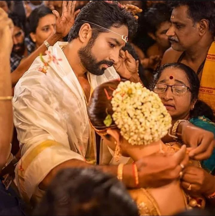 'എന്റേത്..' നാലാം വിവാഹ വാർഷികത്തിൽ ഭാവനയെ ചേർത്ത് പിടിച്ച് നവീൻ, ചിത്രങ്ങൾ 