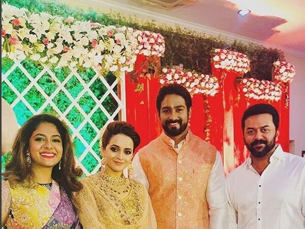 'എന്റേത്..' നാലാം വിവാഹ വാർഷികത്തിൽ ഭാവനയെ ചേർത്ത് പിടിച്ച് നവീൻ, ചിത്രങ്ങൾ 