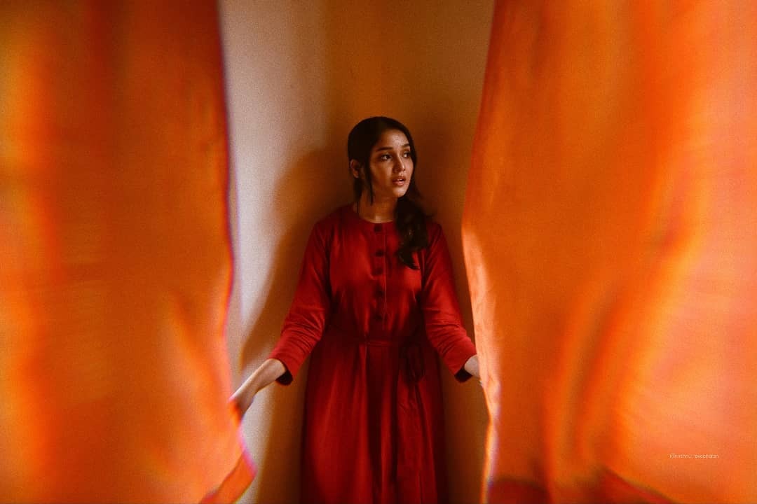 ചുവപ്പിൽ സ്റ്റൈലൻ ലുക്കിൽ അനിഘ; പുത്തൻ ചിത്രങ്ങൾ വൈറൽ