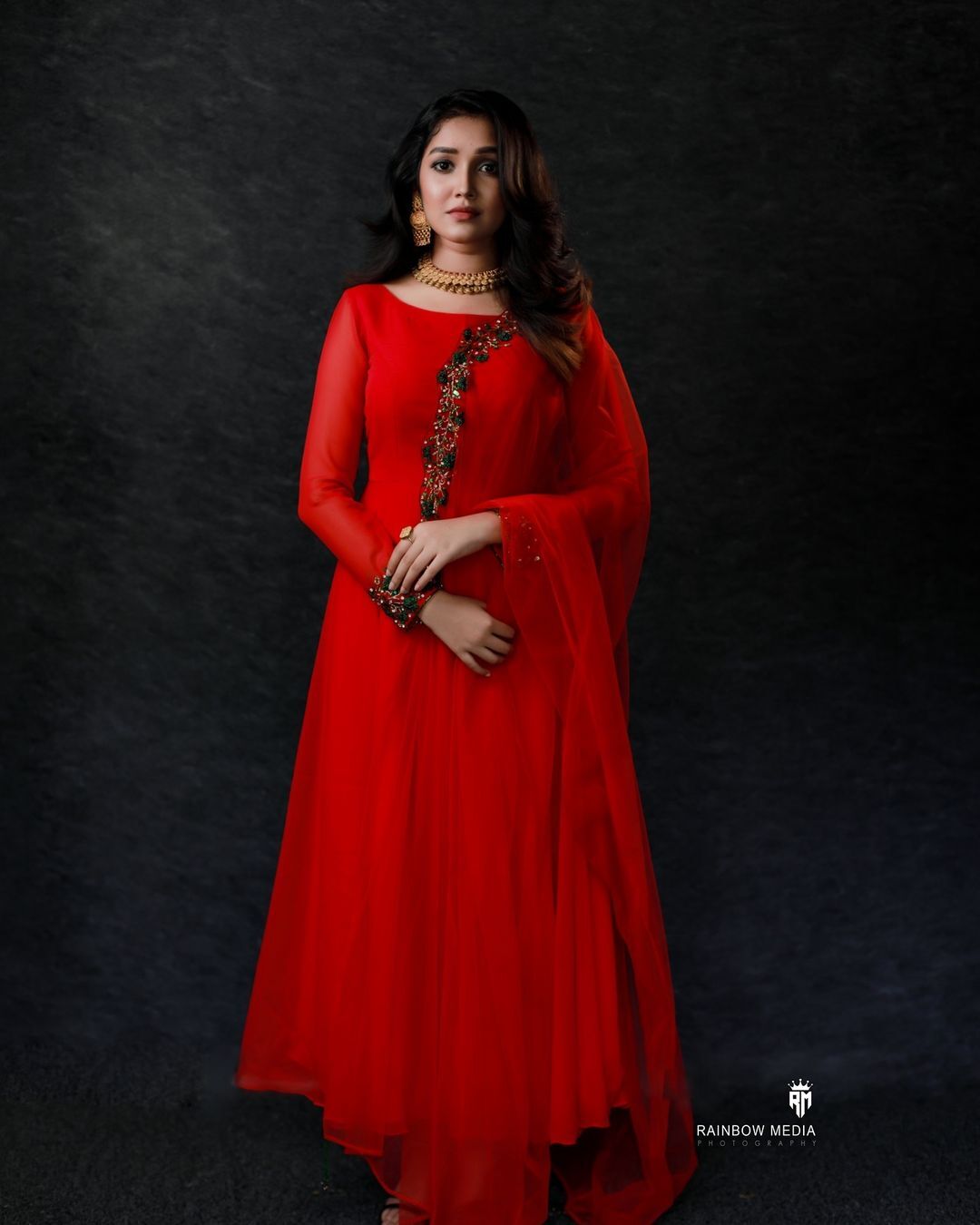 ചുവപ്പിൽ സ്റ്റൈലൻ ലുക്കിൽ അനിഘ; പുത്തൻ ചിത്രങ്ങൾ വൈറൽ