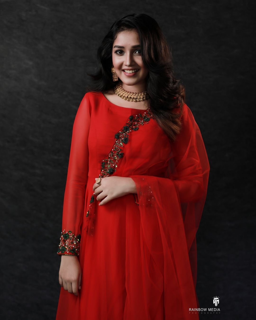 ചുവപ്പിൽ സ്റ്റൈലൻ ലുക്കിൽ അനിഘ; പുത്തൻ ചിത്രങ്ങൾ വൈറൽ