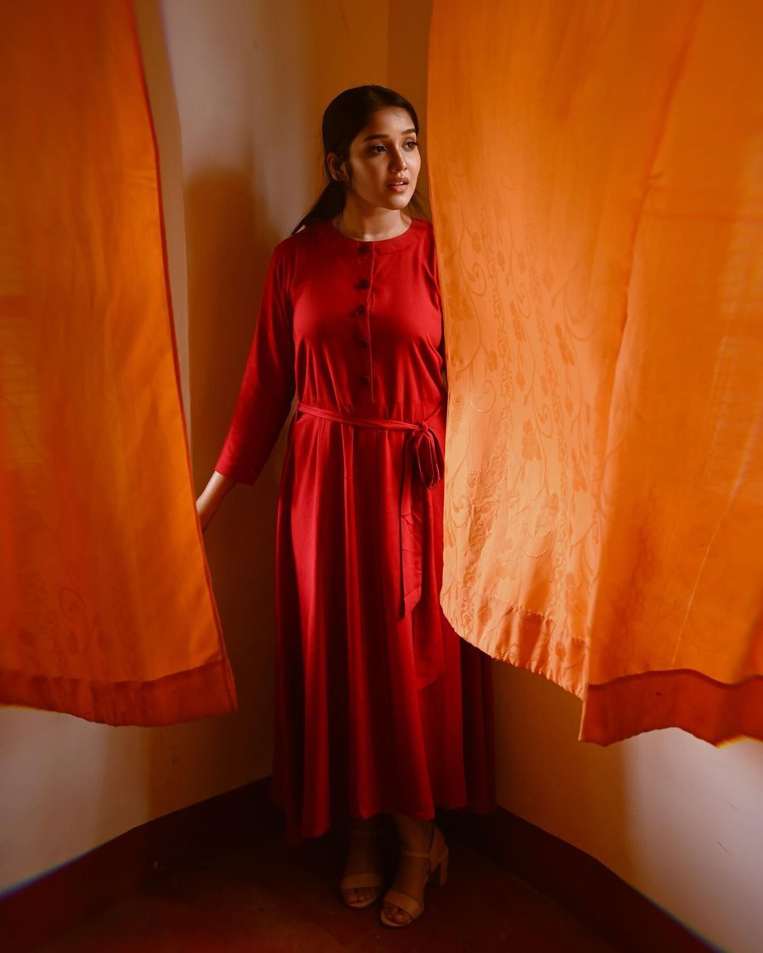 ചുവപ്പിൽ സ്റ്റൈലൻ ലുക്കിൽ അനിഘ; പുത്തൻ ചിത്രങ്ങൾ വൈറൽ