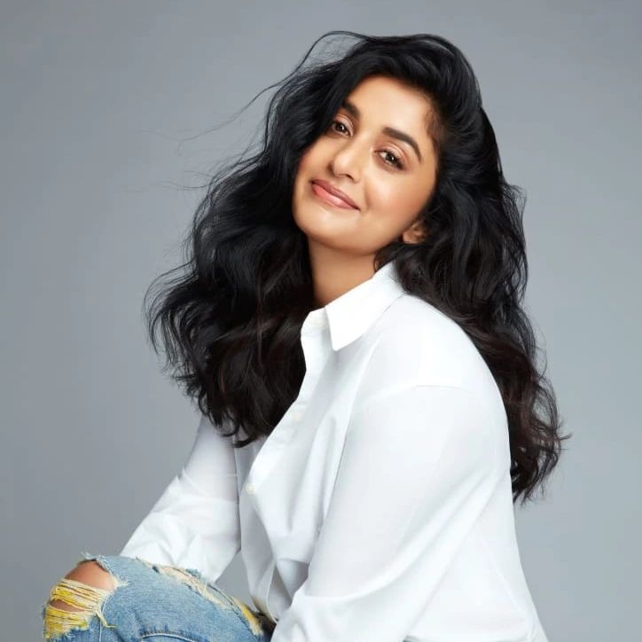 ഫ്രോക്കിൽ ഗ്ലാമർ നൃത്തം, ഇൻസ്റ്റഗ്രാമിൽ വരവറിയിച്ച് മീരാ ജാസ്മിൻ, ചിത്രങ്ങൾ 