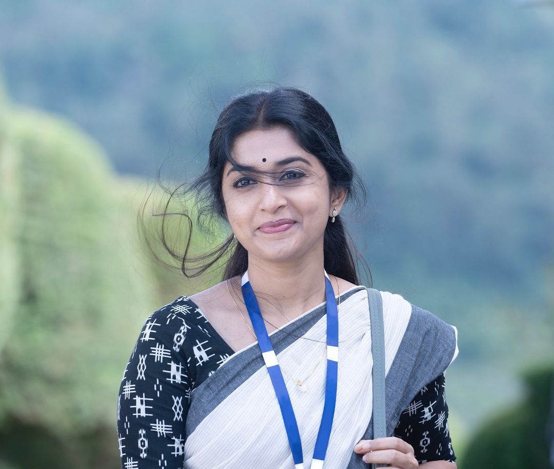 ഫ്രോക്കിൽ ഗ്ലാമർ നൃത്തം, ഇൻസ്റ്റഗ്രാമിൽ വരവറിയിച്ച് മീരാ ജാസ്മിൻ, ചിത്രങ്ങൾ 