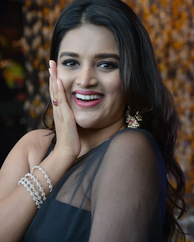 Nidhi Agarwal: బొడ్డు కిందకు చీర కట్టి... ఇస్మార్ట్‌గా రామ్ హీరోయిన్