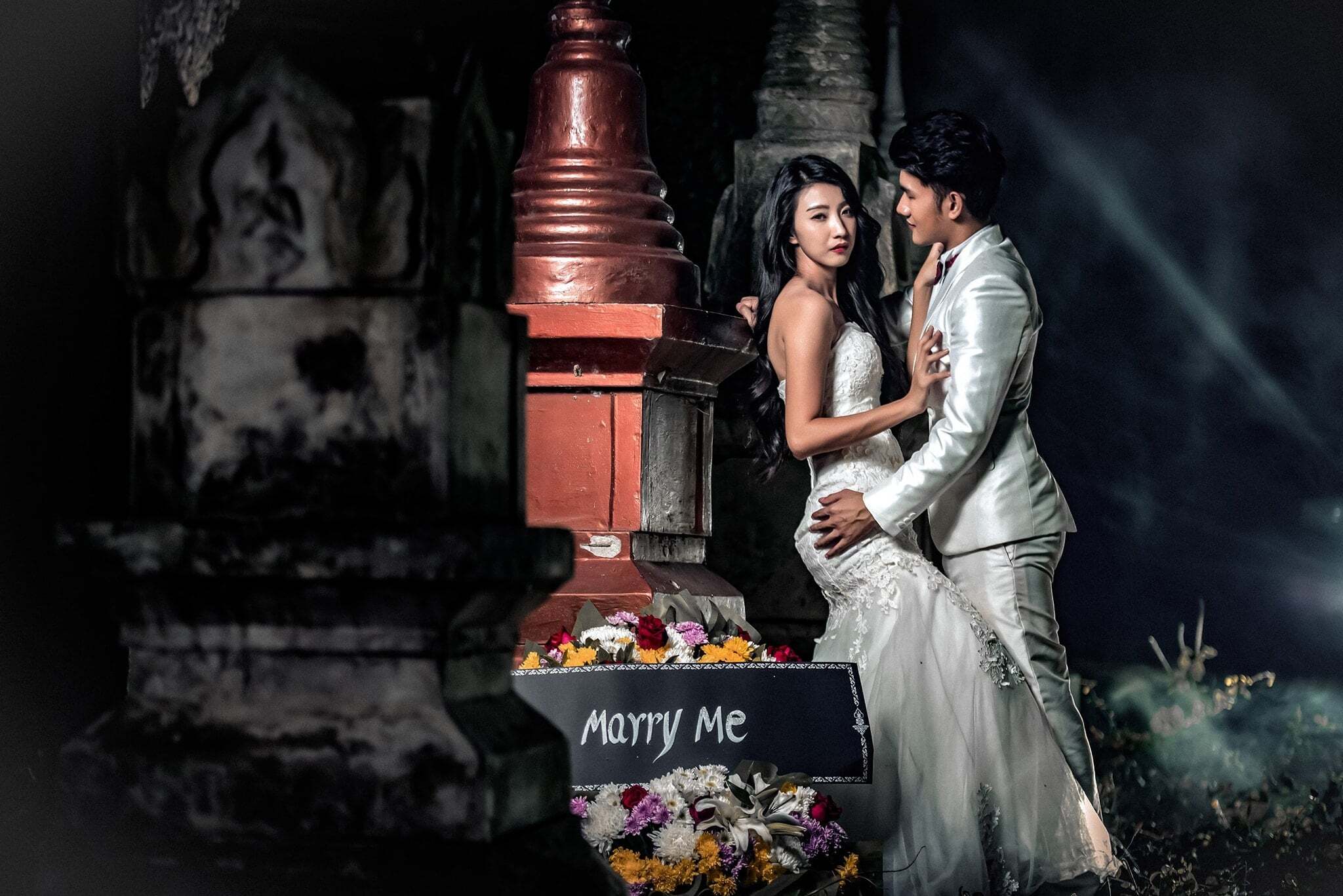 PHOTOS : எல்லை மீறும் Pre Wedding போட்டோ ஷூட்... நடுஜாமத்தில் சுடுகாட்டில் 