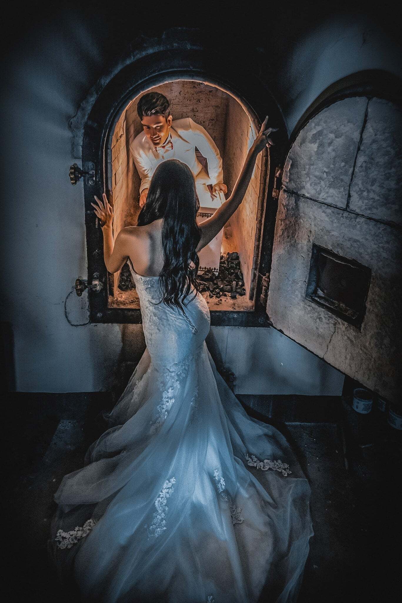 PHOTOS : எல்லை மீறும் Pre Wedding போட்டோ ஷூட்... நடுஜாமத்தில் சுடுகாட்டில் 