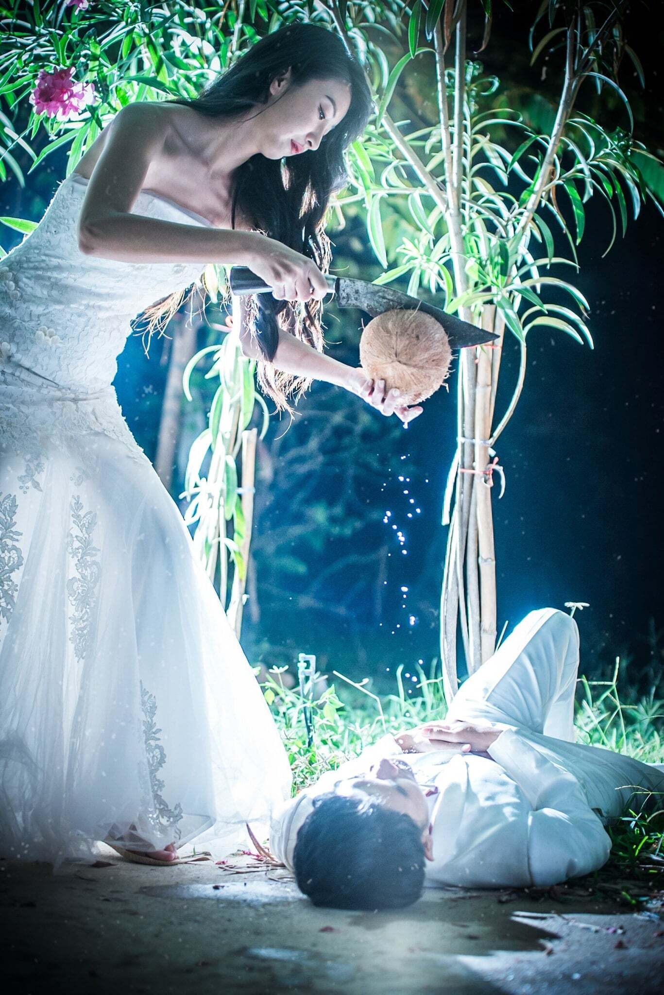 PHOTOS : எல்லை மீறும் Pre Wedding போட்டோ ஷூட்... நடுஜாமத்தில் சுடுகாட்டில் 