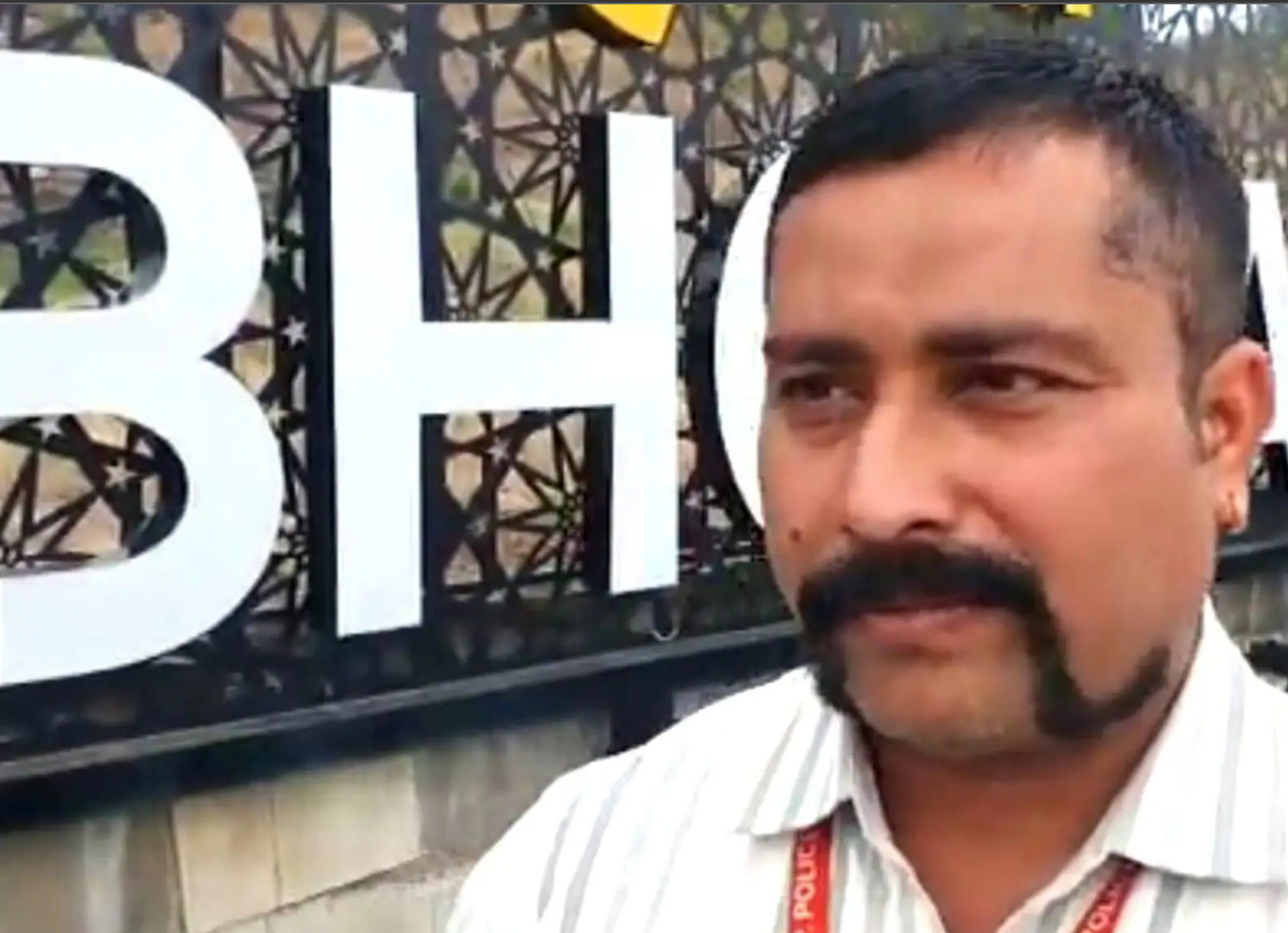 PHOTOS : மீசை வைத்தது குத்தமா.... பெரிய மீசையினால் வேலை பறிபோன சம்பவம்... மத்திய பிரதேசதில் பகீர்... படங்கள்! 