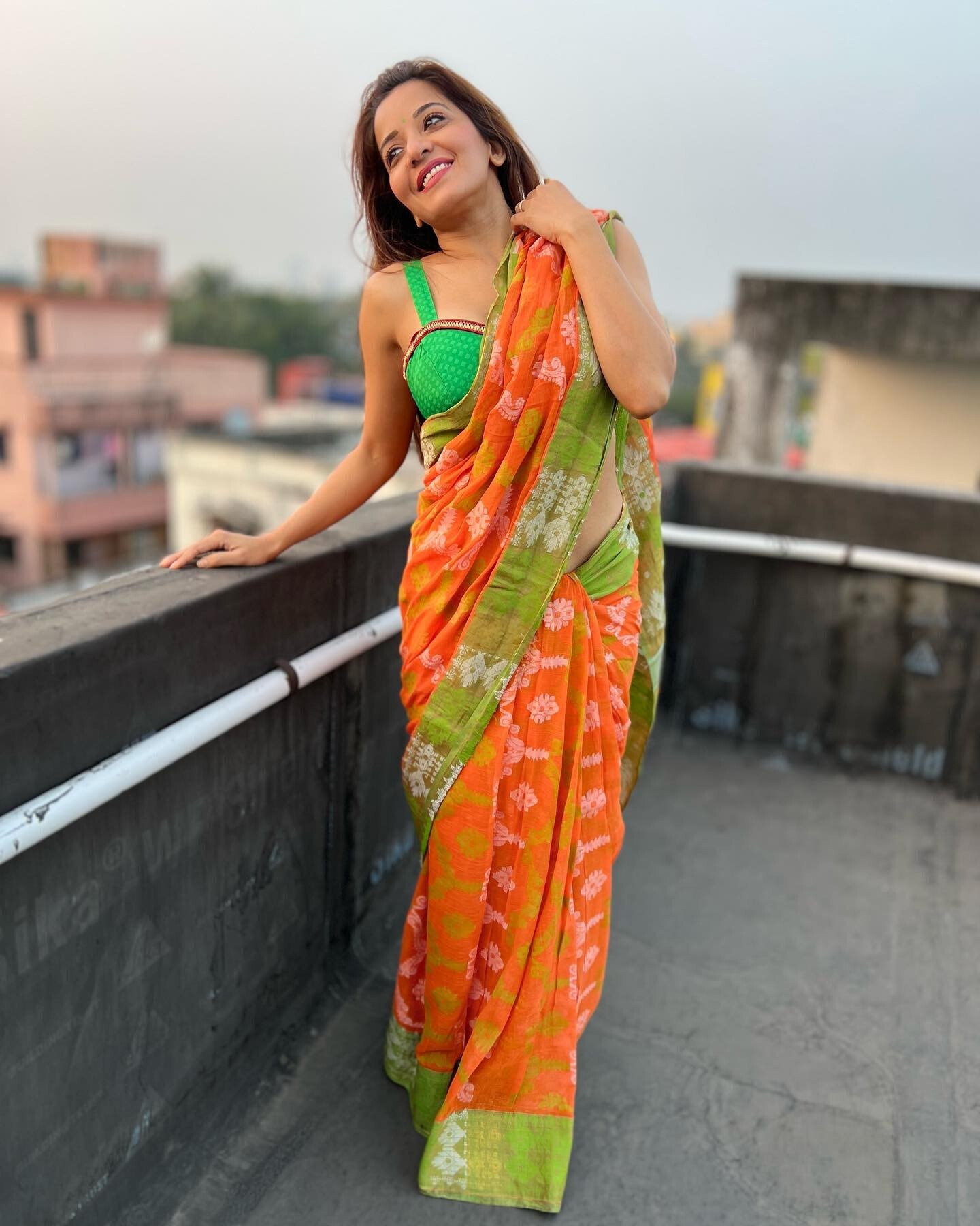  Photos:भोजपुरी क्वीन मोनालिसा ने साड़ी पहनकर लूट ली महफिल, वायरल हुआ एक्ट्रेस का देसी लुक 