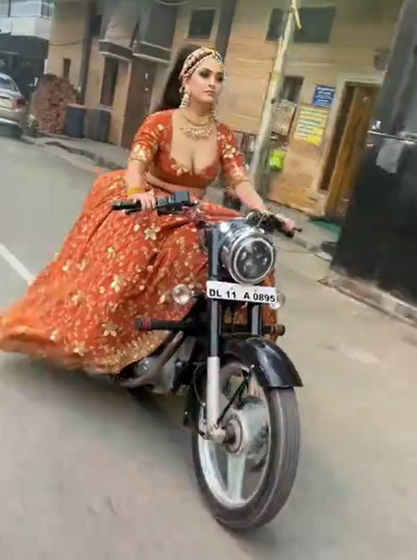 PHOTOS : திருமணத்திற்கு முன் தனியாக பைக் ரைட் போகும் மணமகள்... திருமண ட்ரெஸ்ஸுடன் பைக் ரைட் படங்கள் இதோ!  