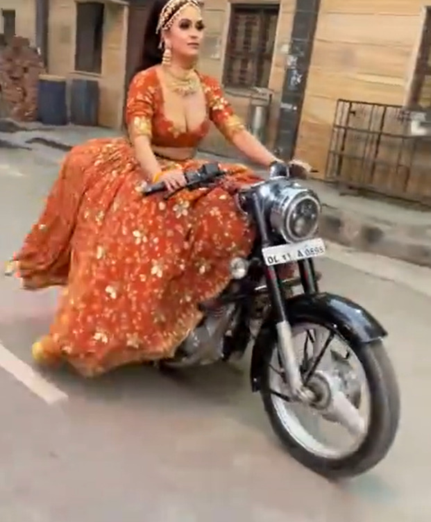 PHOTOS : திருமணத்திற்கு முன் தனியாக பைக் ரைட் போகும் மணமகள்... திருமண ட்ரெஸ்ஸுடன் பைக் ரைட் படங்கள் இதோ!  