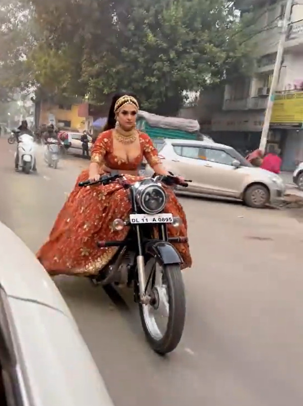 PHOTOS : திருமணத்திற்கு முன் தனியாக பைக் ரைட் போகும் மணமகள்... திருமண ட்ரெஸ்ஸுடன் பைக் ரைட் படங்கள் இதோ!  