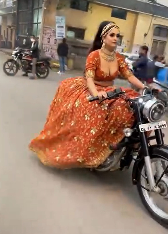 PHOTOS : திருமணத்திற்கு முன் தனியாக பைக் ரைட் போகும் மணமகள்... திருமண ட்ரெஸ்ஸுடன் பைக் ரைட் படங்கள் இதோ!  