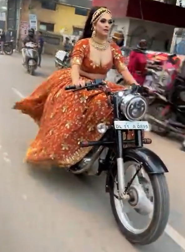 PHOTOS : திருமணத்திற்கு முன் தனியாக பைக் ரைட் போகும் மணமகள்... திருமண ட்ரெஸ்ஸுடன் பைக் ரைட் படங்கள் இதோ!  