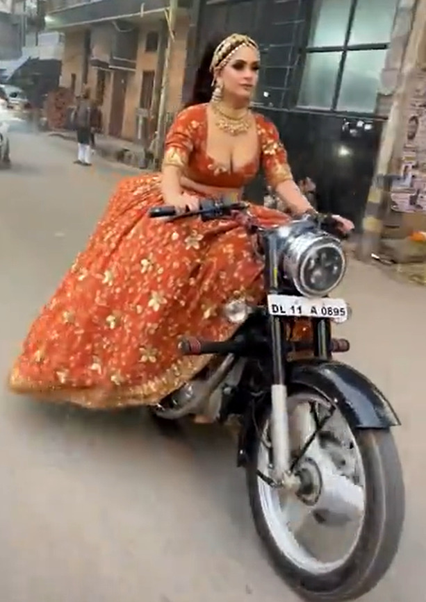 PHOTOS : திருமணத்திற்கு முன் தனியாக பைக் ரைட் போகும் மணமகள்... திருமண ட்ரெஸ்ஸுடன் பைக் ரைட் படங்கள் இதோ!  