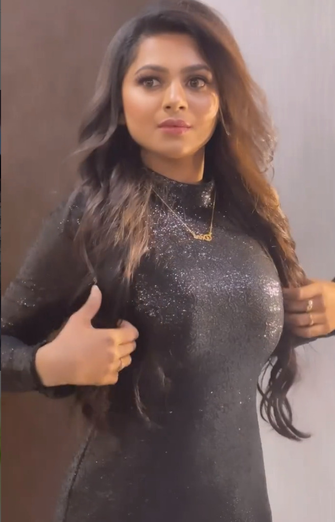 PHOTOS : சீரியலில் மட்டும் தான் அப்படி... குறு குறு பார்வையால் கிறுக்கு பிடிக்க வைக்கும் டெல்னா டேவிஸ்..படங்கள்! 