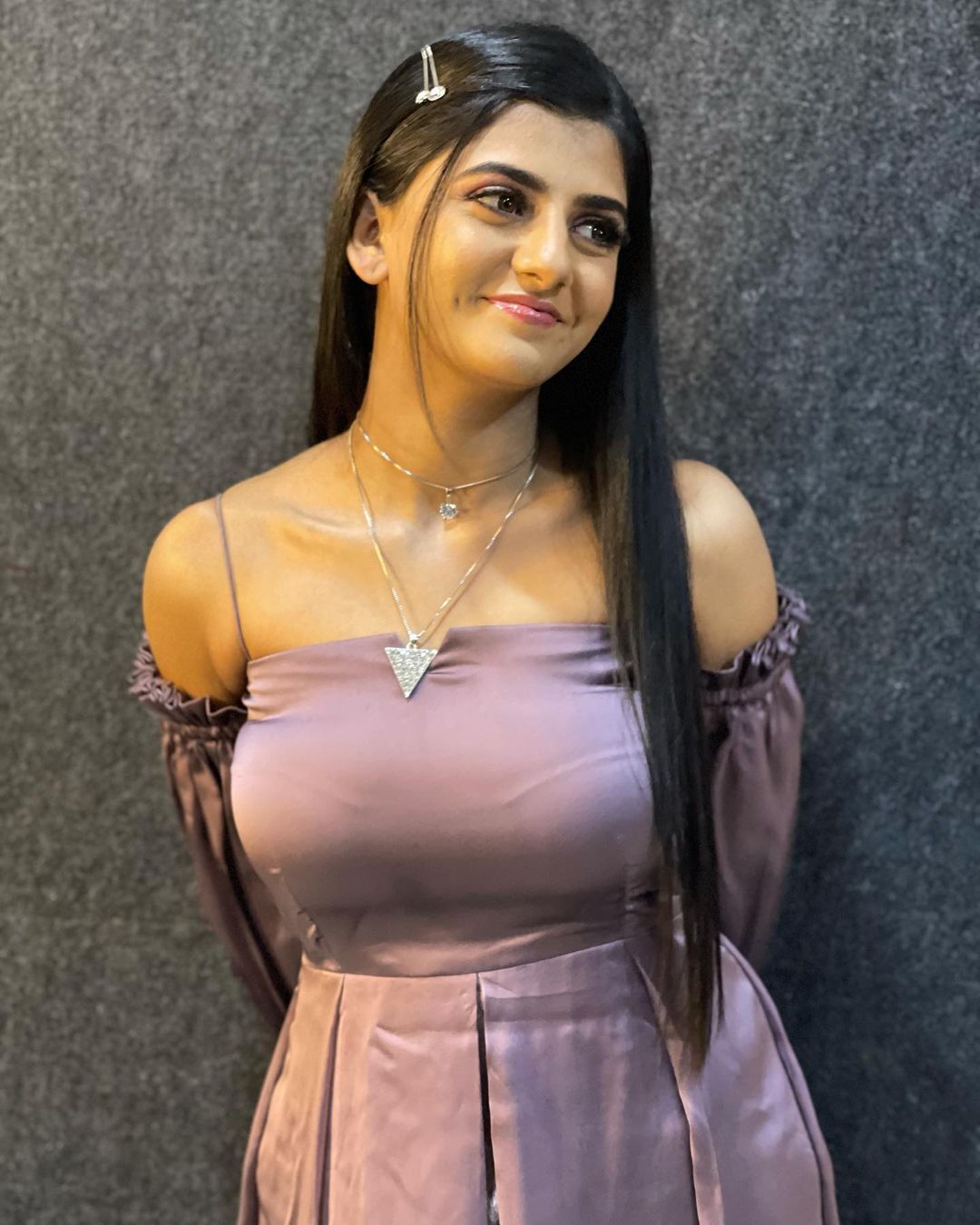 PHOTOS : மாடர்ன் ட்ரெஸ்ஸில் மார்க்கமாக தெரியும் கேப்ரியல்லா... வர்ணிக்கும் ரசிகர்கள்... படங்கள்!  
