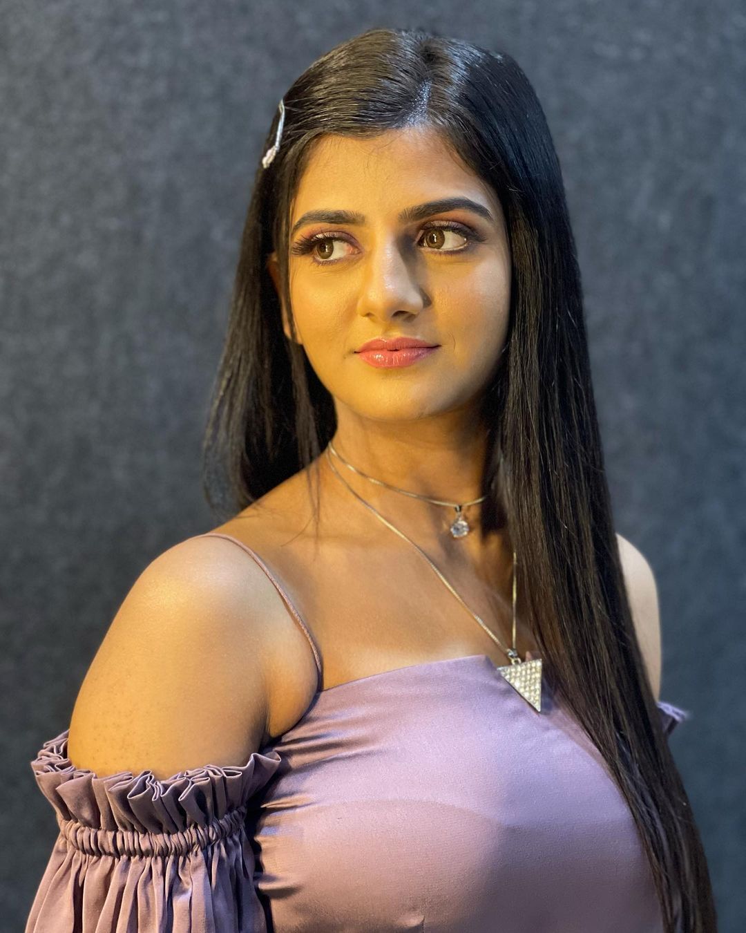 PHOTOS : மாடர்ன் ட்ரெஸ்ஸில் மார்க்கமாக தெரியும் கேப்ரியல்லா... வர்ணிக்கும் ரசிகர்கள்... படங்கள்!  