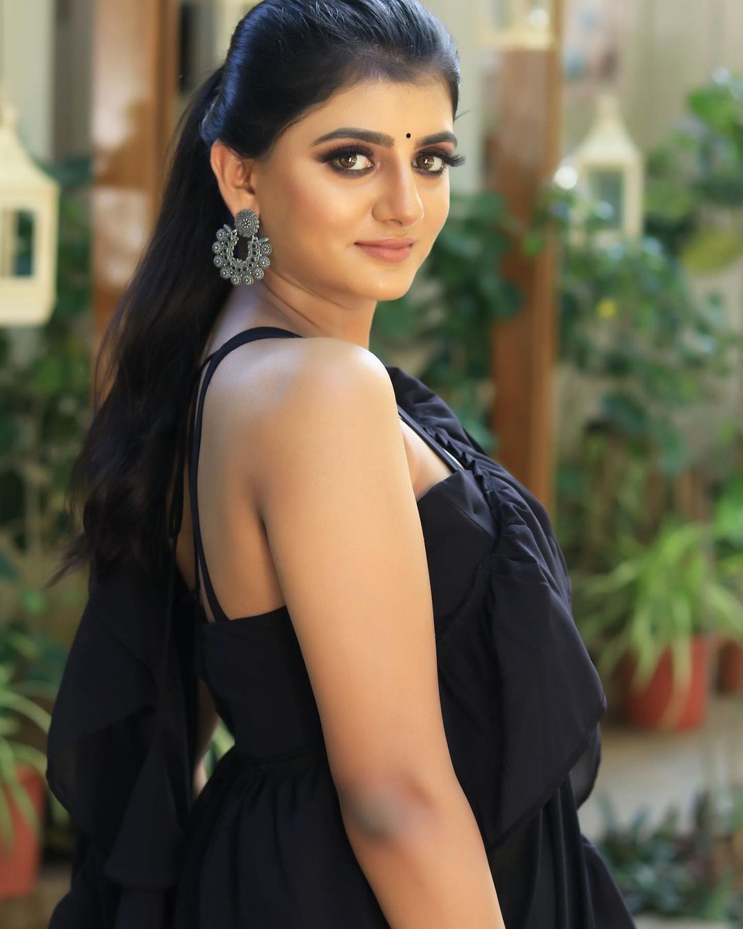 PHOTOS : மாடர்ன் ட்ரெஸ்ஸில் மார்க்கமாக தெரியும் கேப்ரியல்லா... வர்ணிக்கும் ரசிகர்கள்... படங்கள்!  