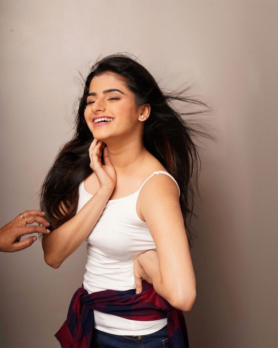 Photos: खूबसूरती के मामले में भाग्यश्री से भी दो कदम आगे हैं उनकी बेटी अवंतिका दसानी