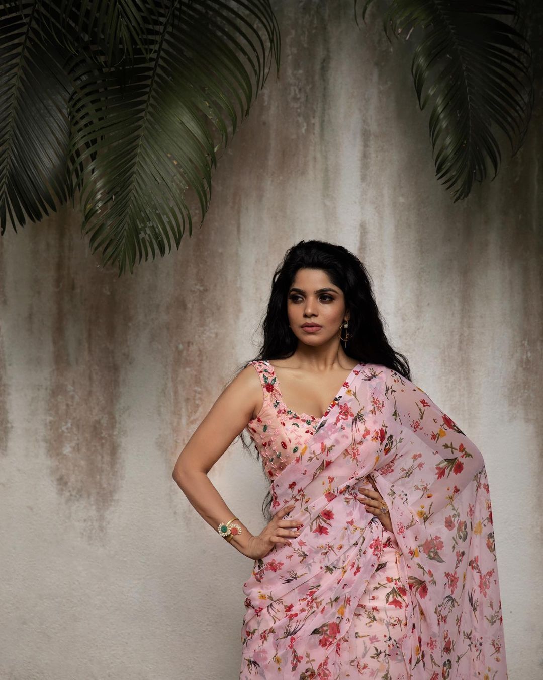 ട്രെന്റിനൊപ്പം ട്രെന്റിങ്ങായി ദിവ്യാ ഭാരതി, ലൈവ് ലുക്കിൽ, പുതിയ ഫോട്ടോസ് വൈറൽ