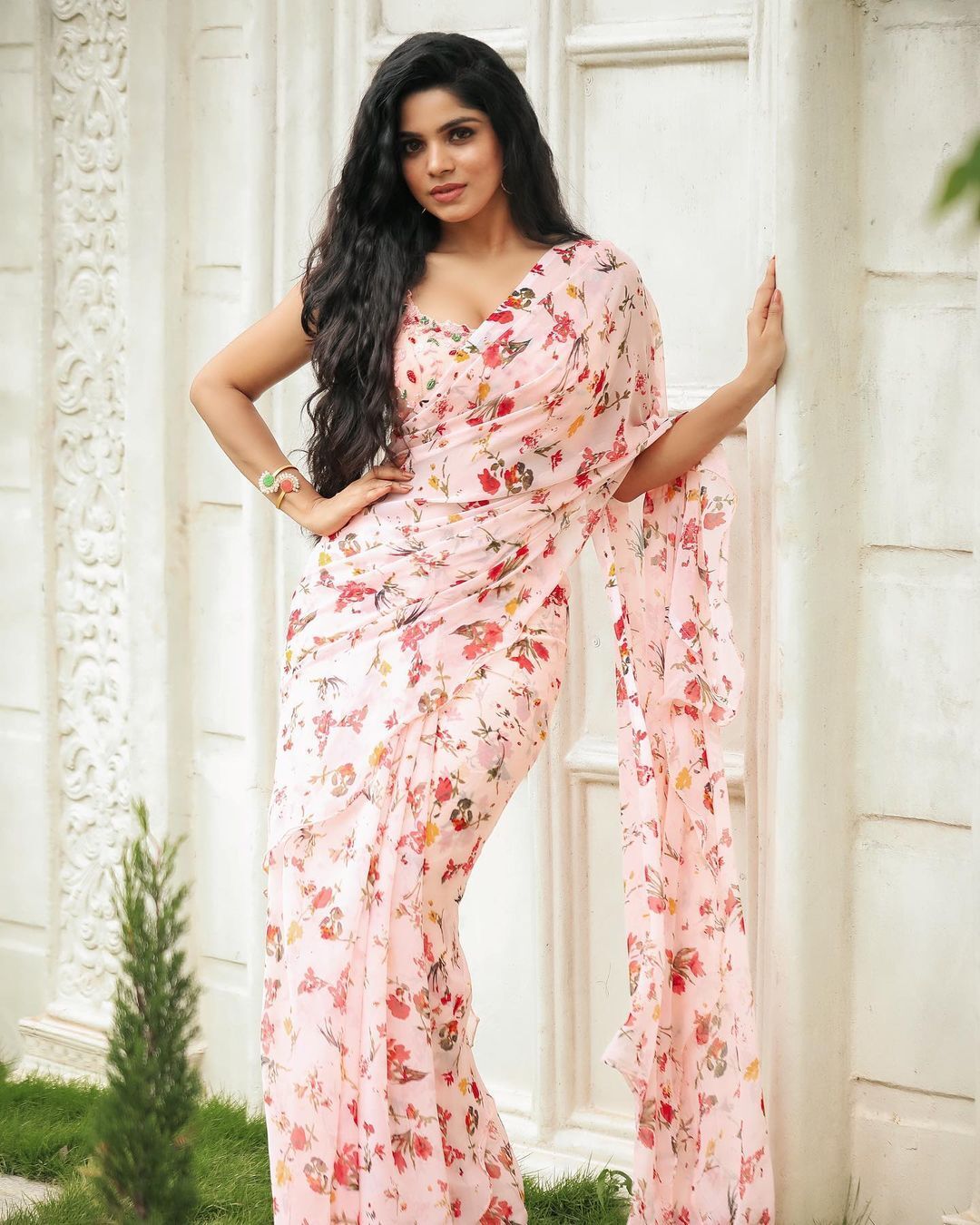 ട്രെന്റിനൊപ്പം ട്രെന്റിങ്ങായി ദിവ്യാ ഭാരതി, ലൈവ് ലുക്കിൽ, പുതിയ ഫോട്ടോസ് വൈറൽ