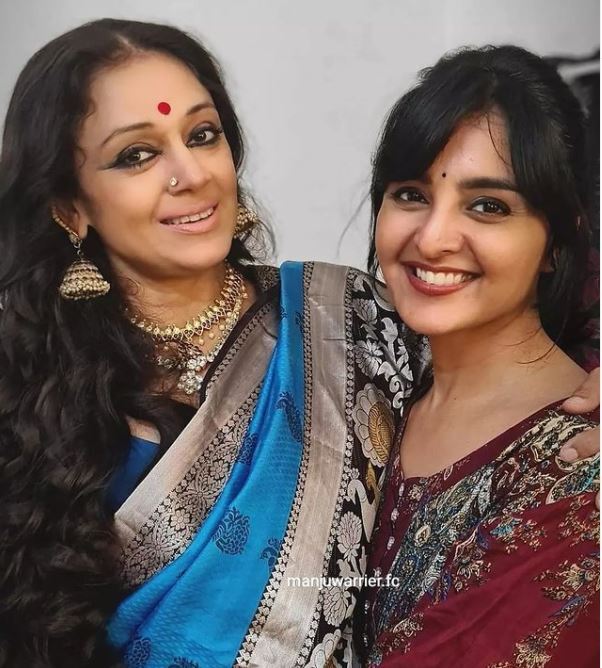 മലയാളികളുടെ എക്കാലത്തേയും ഇഷ്ട നടിമാർ: നേരില്‍ കണ്ടപ്പോള്‍ കെട്ടിപിടിച്ച് പറഞ്ഞത്, വൈറലായി ചിത്രങ്ങള്‍