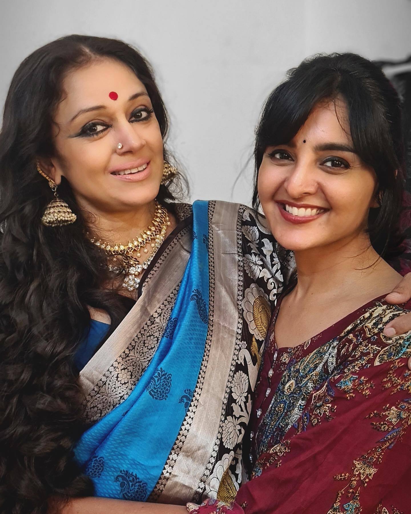 മലയാളികളുടെ എക്കാലത്തേയും ഇഷ്ട നടിമാർ: നേരില്‍ കണ്ടപ്പോള്‍ കെട്ടിപിടിച്ച് പറഞ്ഞത്, വൈറലായി ചിത്രങ്ങള്‍